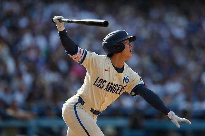 LA 다저스 김혜성이 1일 다저스타디움에서 열린 뉴욕 양키스전에서 2회말 투런 홈런을 날린 뒤 타구를 바라보고 있다. AFP연합뉴스