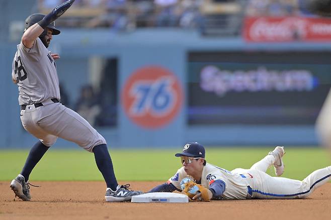 LA 다저스 김혜성이 1일 뉴욕 양키스전에서 3회초 직선타구를 잡은 뒤 몸을 날려 2루 베이스를 터치하며 주자까지 잡아내고 있다. Imagn Images연합뉴스