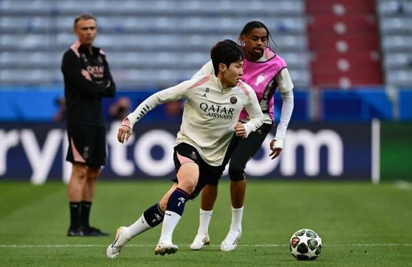 ▲ 파리 생제르맹 동료들과 편안하게 훈련에 집중한 이강인. ⓒ연합뉴스/AP/REUTERS/AFP