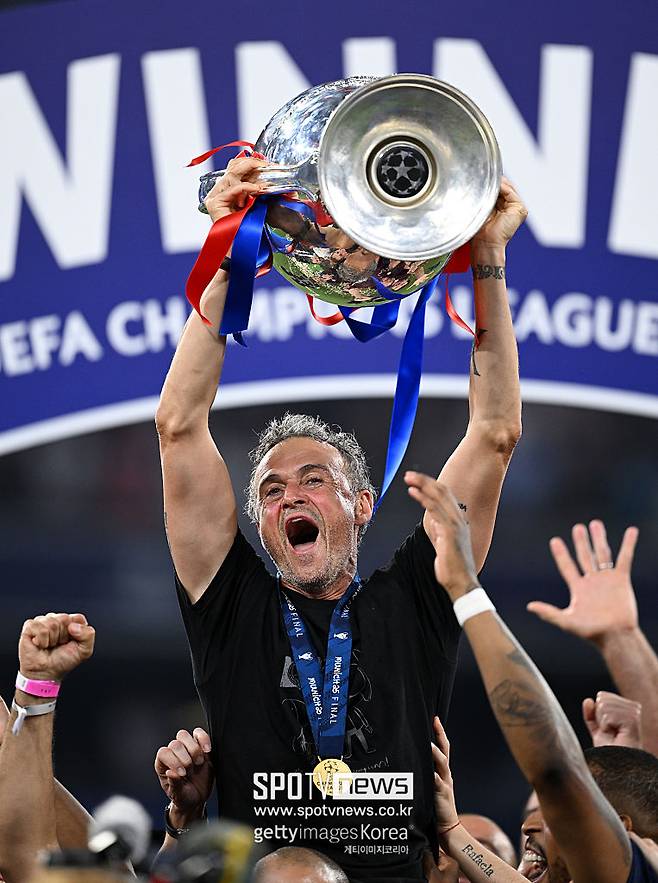 ▲ 이번 시즌 '엔리케호'는 루디 푈러, 파비앵 바르테즈, 마르셀 드사이, 디디에 데샹, 아베디 펠레 등의 활약으로 프랑스 최초 UCL 우승을 일군 1992-93시즌 올랭피크 마르세유를 넘어 프랑스 역대 최강 클럽으로 꼽힌다. 루이스 엔리케 감독 역시 올해를 기점으로 진정한 '명장' 반열에 올랐다는 평이다. 10년 전 바르사 우승 땐 그의 지도력보다는 리오넬 메시와 루이스 수아레스, 네이마르의 'MSN 트리오' 공로가 더 큰 주목을 받았다. 메시와 킬리안 음바페, 네이마르 같은 특급 스타가 떠나도 강인한 선수단 장악과 우스만 뎀벨레의 중앙 전환 승부수, 데지레 두에-브래들리 바르콜라-주앙 네베스를 위시한 젊은 피 중용, 3인 미드필더 체제 정착 등을 통해 UCL 우승을 지휘해내며 말이 아닌 '실적'으로 명장임을 입증했다.