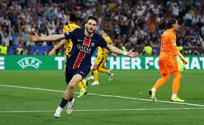 ▲ 올해 후반기 들어 출전시간이 급감한 배경에는 이강인(24, 파리 생제르맹)의 기량 문제라기 보다 '경쟁자'가 너무 특출난 탓이 더 커보인다. 특히 '측면'과 '허리'에 포진한 동료들이 이날 결승에서 보인 경기력은 타의추종을 불허했다. 대단히 눈부셨다. 시즌 후반기부터 이강인의 기량과 폼이 떨어져 팀 내 입지가 흔들린 것이 아니라 올해 PSG 스쿼드가 너무 강하다. 한국인 국가대표 미드필더의 남색 19번 유니폼이 걸려 있는 로커룸이 '월드클래스 천지'였던 것이다. ⓒ 연합뉴스