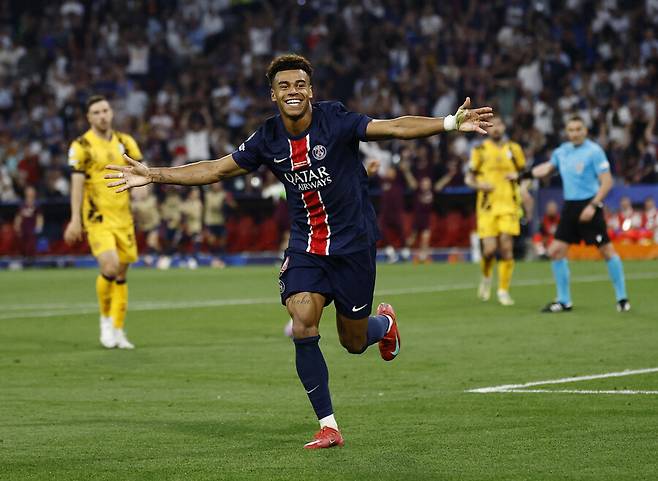 ▲ 올해 후반기 들어 출전시간이 급감한 배경에는 이강인(24, 파리 생제르맹)의 기량 문제라기 보다 '경쟁자'가 너무 특출난 탓이 더 커보인다. 특히 '측면'과 '허리'에 포진한 동료들이 이날 결승에서 보인 경기력은 타의추종을 불허했다. 대단히 눈부셨다. 시즌 후반기부터 이강인의 기량과 폼이 떨어져 팀 내 입지가 흔들린 것이 아니라 올해 PSG 스쿼드가 너무 강하다. 한국인 국가대표 미드필더의 남색 19번 유니폼이 걸려 있는 로커룸이 '월드클래스 천지'였던 것이다. ⓒ 연합뉴스