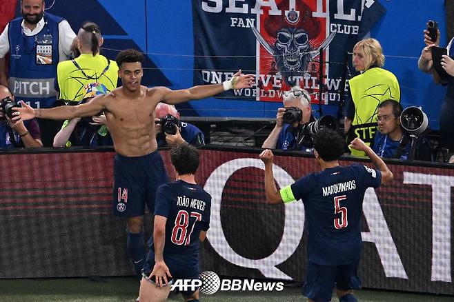 파리 생제르맹 2005년생 공격수 데지레 두에(왼쪽)가 1일(한국시간) 독일 뮌헨의 알리안츠 아레나에서 열린 인터밀란과의 2024~2025 유럽축구연맹(UEFA) 챔피언스리그 결승전에서 팀의 3번째 골을 넣은 뒤 상의를 탈의한 뒤 기뻐하고 있다. /AFPBBNews=뉴스1