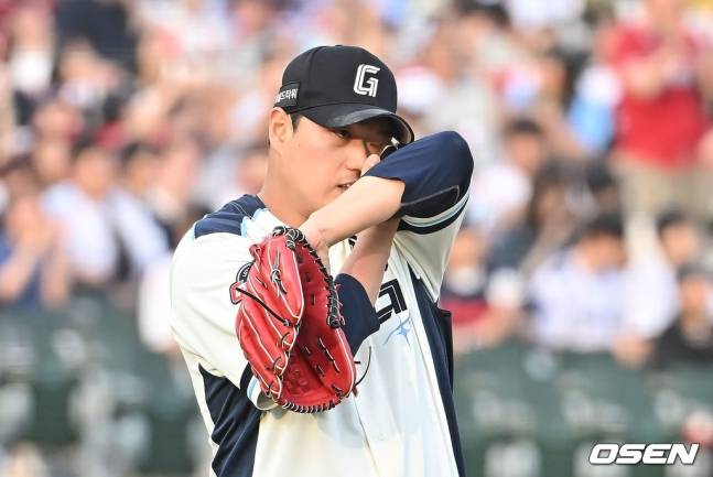 아쉬워하는 나균안의 모습.