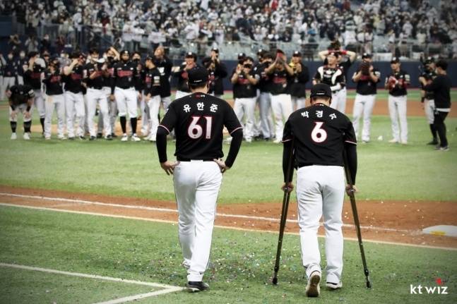 2021년 한국시리즈 우승 당시 박경수(오른쪽). /사진=KT 위즈 제공