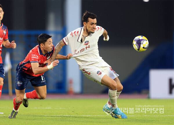 수원FC 루안이 드리볼 하는 모습.