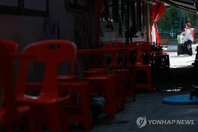 한국 경제, 사상 첫 '네 분기 연속 0.1% 이하 성장' 전망 (서울=연합뉴스) 신현우 기자 = 한국 경제 성장률이 역대 처음으로 4분기에 걸쳐 0.1% 이하에 그칠 것으로 전망된다. 20일 한은 경제통계시스템(ECOS)에 따르면 통계가 존재하는 1960년 이후 우리나라 분기 성장률이 이렇게 장기간 0.1% 이하에 머문 적은 없었다.
저출생·고령화와 혁신 부족에 따른 생산성·효율성 저하 등으로 경제적 '실력'인 잠재성장률 자체가 낮아진 것이 요인으로 꼽힌다. 여기에 지나치게 많은 가계부채 등으로 소비가 위축된 데다 부동산 프로젝트파이낸싱(PF) 문제 등으로 건설 등의 투자도 짓눌려 전반적으로 내수가 너무 허약해진 상태다.
사진은 이날 서울 명동거리에서 영업을 준비 중인 식당. 2025.4.20 nowwego@yna.co.kr