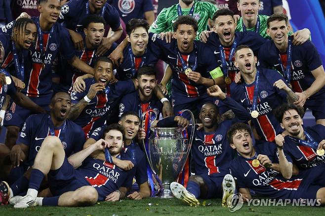 우승컵 뒤에 자리 잡은 이강인 [로이터=연합뉴스)