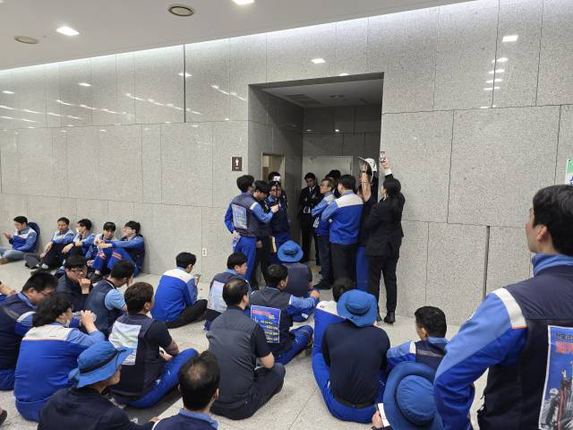 2일 오전 10시 STX 오션타워 대강당에서 대주주인 STX를 중심으로 피케이밸브 임시 주주총회가 강행되자 피케이밸브 직원들이 항의하고 있다./피케이밸브/