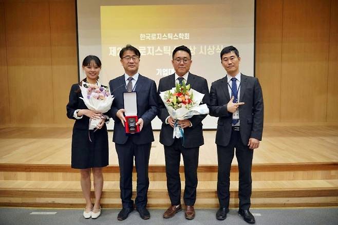 ‘2025 한국로지스틱스대상’ 시상식에서 풀필먼트 부문 대상을 수상한 바로스 박성진 대표이사(왼쪽 두 번째)와 풀필먼트개발팀 및 운영팀 관계자들이 기념 촬영을 하고 있다.(사진=퍼시스)