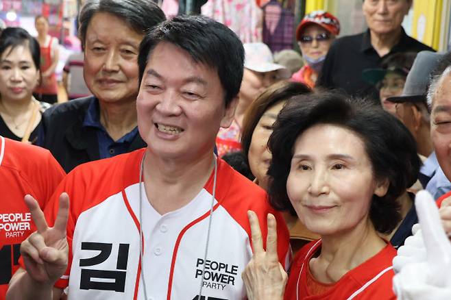 국민의힘 김문수 대선 후보 배우자인 설난영 여사와 공동선대위원장인 안철수 의원이 지난달 31일 서울 은평구 대림골목시장을 방문해 김 후보 지지를 호소하고 있다.(사진=안철수 국민의힘 의원실 제공)