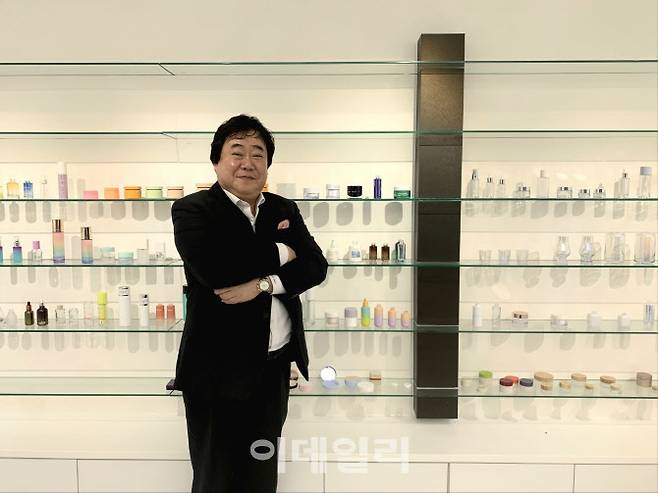 최승호 에스엠씨지 대표가 경기도 안성에 위치한 본사 내 유리용기 샘플들 앞에서 포즈를 취하고 있다. (사진=신하연 기자)