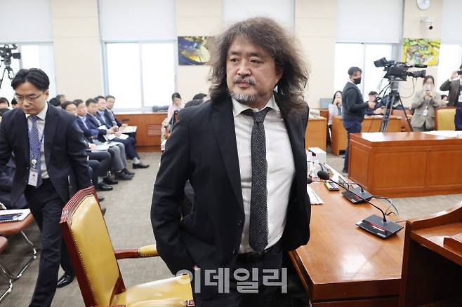 방송인 김어준씨가 국회 회의장을 나가고 있는 모습. (사진=연합뉴스)