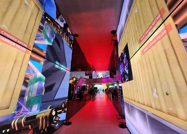 - 입구에는 5년 간의 발자취를 담은 영상이 재생되고 있다