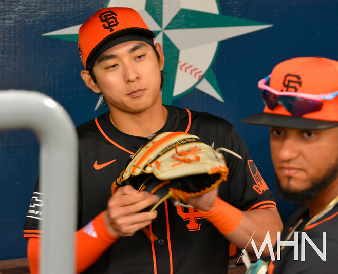 (이정후와 팀 동료 루이스 마토스(오른쪽))