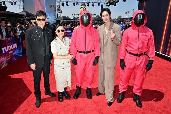 최승현(맨왼쪽)과 강애심, 박성훈(오른쪽서 두번째0, 사진제공=넷플릭스