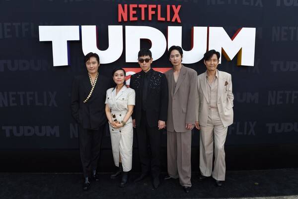 이병헌(왼쪽부터) 강애심 최승현 박성훈 이정재, 사진제공=넷플릭스