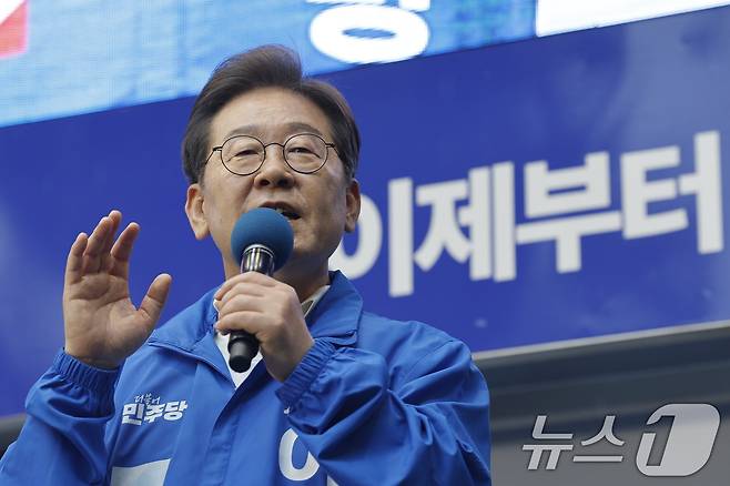 이재명 더불어민주당 대통령 후보가 '이순신 호국 벨트' 유세차 15일 오후 전남 순천시 연향동 패션의 거리를 찾아 지지를 호소하고 있다. 2025.5.15/뉴스1 ⓒ News1 안은나 기자