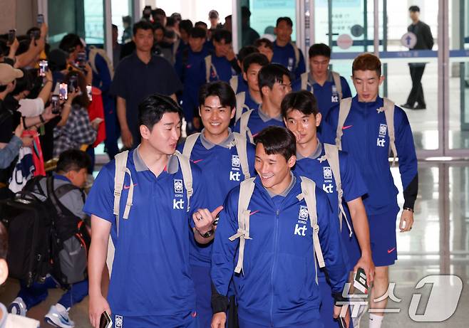 축구 국가대표팀 선수들이 2일 이라크전 원정경기를 하기 위해 인천국제공항을 통해 출국하고 있다. 대한민국 축구대표팀은 6일 오전 3시15분(한국시간) 이라크와 2026 국제축구연맹(FIFA) 북중미 월드컵 아시아 3차 예선 B조 경기를 치른다. 2025.6.2/뉴스1 ⓒ News1 박세연 기자