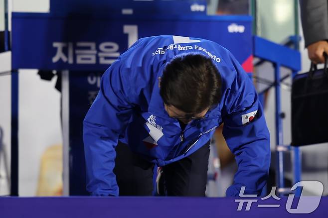 이재명 더불어민주당 대통령 후보가 제21대 대통령선거를 하루 앞둔 2일 오후 서울 영등포구 여의도공원에서 열린 마지막 유세에서 시민들에게 큰절을 하고 있다. 2025.6.2/뉴스1 ⓒ News1 이재명 기자