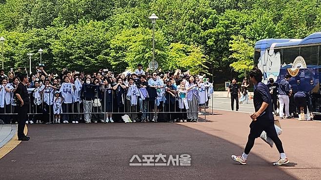 NC 선수단을 보기 위해 나온 울산 지역 팬들로 문수구장이 장사진을 이뤘다. 울산=김민규 기자 kmg@sportsseoul..com