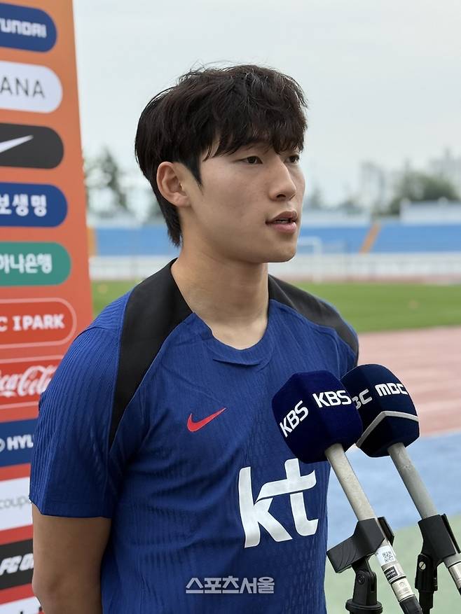 U-22 대표팀 배준호가 2일 원주종합운동장에서 훈련을 앞두고 인터뷰에 임하고 있다. 원주 | 정다워 기자