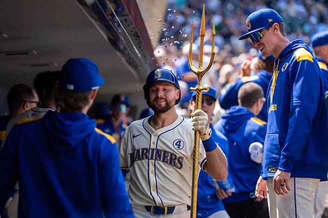 칼 롤리가 7회 홈런을 치고 들어와 삼지창을 들고 동료들의 환영을 받고 있다. AFP연합뉴스