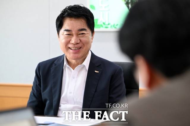 박준희 관악구청장이 26일 오후 서울 관악구청 구청장실에서 <더팩트>와 인터뷰를 하고 있다. /서예원 기자