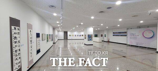 대전 서구는 2일부터 9월 26일까지 서구청 2층 전시실에서 장애 예술인 20명의 재능과 열정을 함께 경험하고 나누는 ‘장애 예술인 미술작품 전시회’를 개최한다. 사진은 대전 서구 장애 예술인 미술작품 전시회 현장./대전 서구