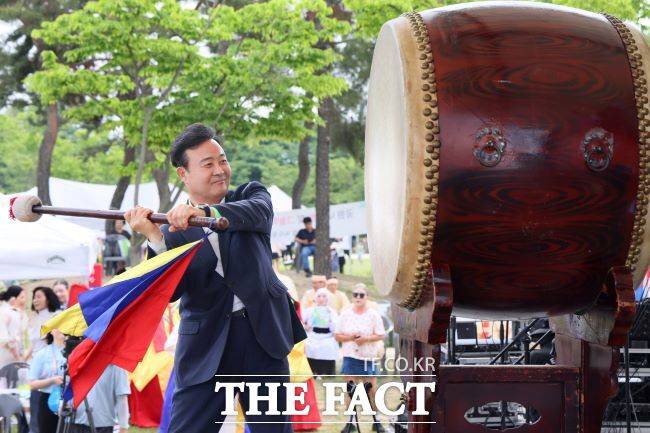 김성제 의왕시장이 대북을 치며 의왕단오축제 시작을 알리고 있다./의왕시