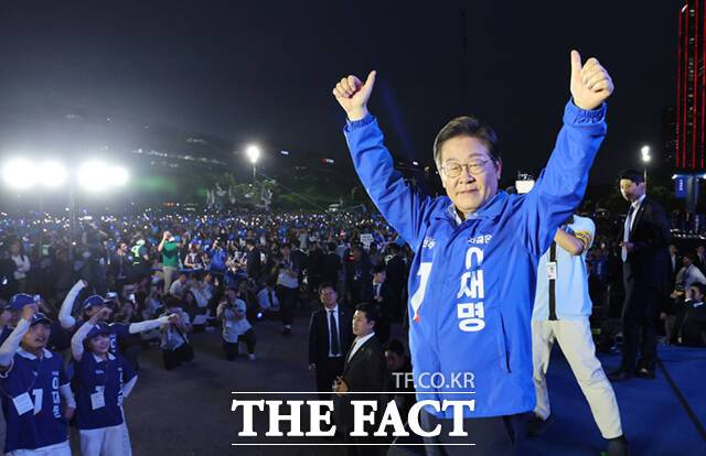이재명 더불어민주당 대선 후보가 대선을 하루 앞둔 2일 서울 여의도공원 문화의마당에서 열린 마지막 유세에서 시민들에게 지지를 호소하고 있다. /여의도=배정한 기자