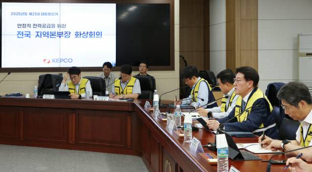 정치교 한국전력 안전&영업배전부사장(왼쪽 세번째)이 임직원들과 함께 석촌변전소 현장을 점검하고 있다.