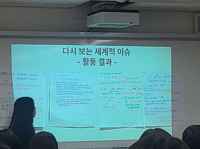 지난 4월23일 경북대 사범대학 부속고에서 진행된 ‘언어와 문학’ 공개 수업에서 한 학생이 발표하고 있다. 사진=이현주 기자