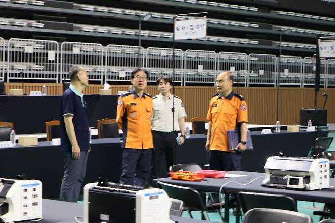 고영주 수원남부소방서장이 2일 투표소를 찾아 현장점검을 하고 있다. 수원남부소방서 제공