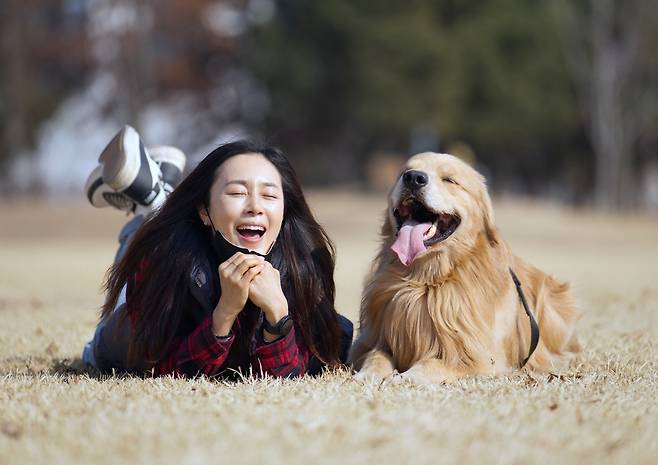 열심히 뛰면서 공놀이 후 큰 숨을 쉬고 햇빛에 눈을 뜨지 못하는 마누의 모습을 사진가의 아내 배우 문정희 씨가 따라하고 있다. 2022년 3월/ 사진가 김원범