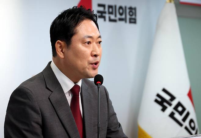 장동혁 국민의힘 중앙선거대책위원회 종합상황실장이 2일 오전 서울 여의도 중앙당사에서 열린 긴급 현안 기자회견에서 '짐 로저스 이재명 후보 지지선언 진위 논란' 등에 대해 발언을 하고 있다./뉴시스