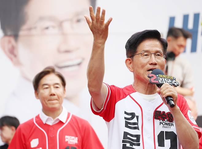 김문수 국민의힘 대통령 후보가 1일 오후 서울 서대문구 신촌역 앞 집중유세에서 시민들에게 지지를 호소하고 있다./뉴스1