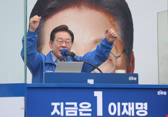 더불어민주당 이재명 대선 후보가 선거를 하루 앞둔 2일 서울 강북구 북서울꿈의숲 서문광장에서 시민들에게 지지를 호소하고 있다. 연합뉴스