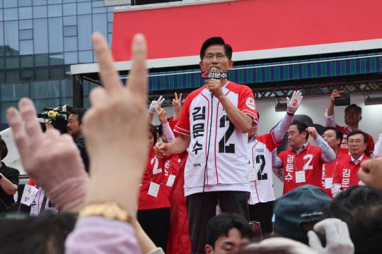 김문수 국민의힘 대선 후보가 제21대 대통령선거 선거일을 하루 앞둔 2일 부산역에서 시민들에게 지지를 호소하고 있다. 연합뉴스