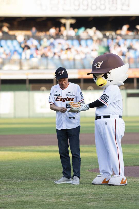 김욱 배재대 총장이 지난해 8월 '배재대의 날' 한화이글스-LG 전에서 시구자로 나서고 있다. 배재대