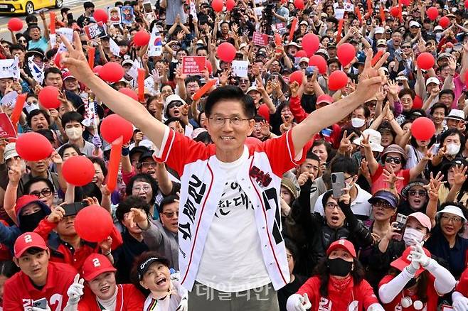 김문수 국민의힘 대선 후보가 1일 오후 서울 은평구 연신내역 앞에서 열린 유세에서 지지를 호소하고 있다. ⓒ데일리안 방규현 기자