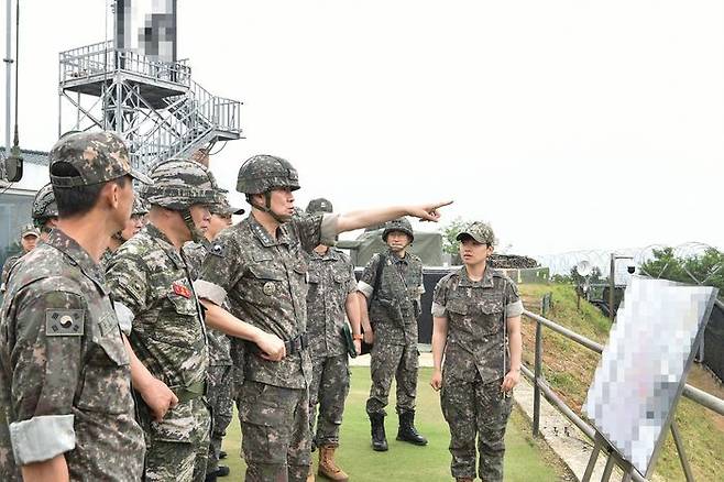 김명수 합참의장이 2일 9사단 강안경계부대에서 작전지도를 하고 있다. ⓒ합참
