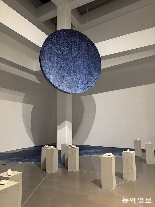 김덕희의 설치 작품 ‘밤의 노래’(위)와 ‘하얀 목소리’.
부산=김민 기자 kimmin@donga.com