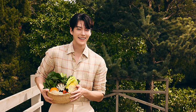 샤브올데이가 배우 김우빈을 전속모델로 발탁했다.