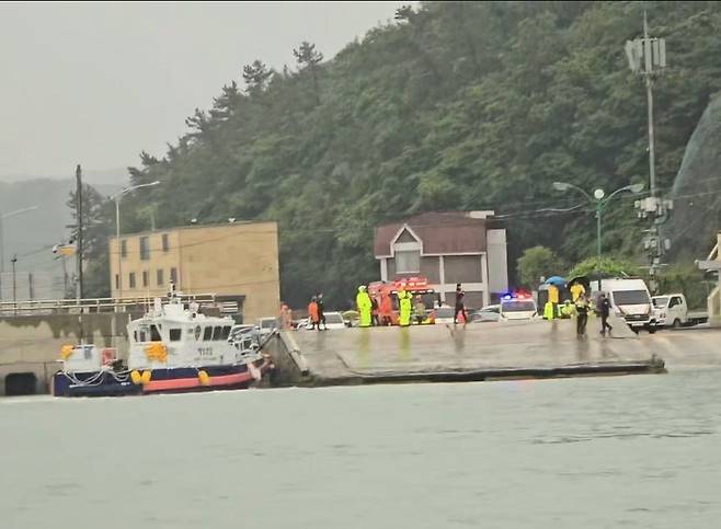 목포해경이 2일 진도군 진도항에서 일가족이 탑승한 채 바다로 추락한 차량을 수색하고 있다. 목포해경 제공