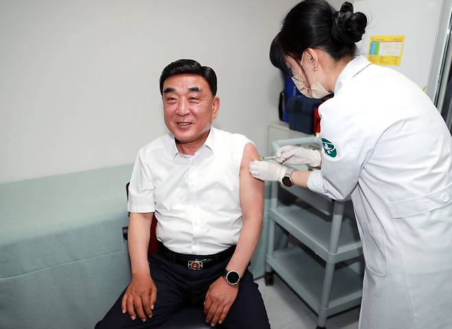 여름철을 앞두고 코로나19 유행이 우려되는 가운데 김두겸 울산시장이 고위험군의 예방 접종을 독려하기 위해 2일 울산 남구보건소에서 코로나19 백신을 접종하고 있다.