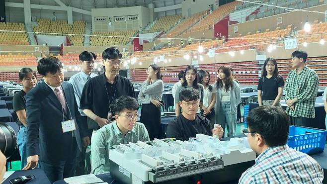 2일 오후 광주 광산구 개표소가 마련된 광주여대 체육관에서 투표지분류기 최종 모의시험이 진행되고 있다. 광주시선거관리위원회 제공