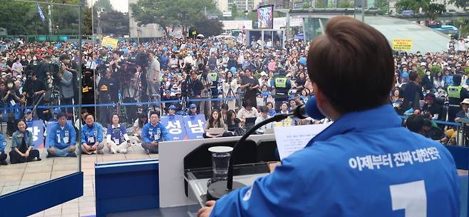 더불어민주당 이재명 대선 후보가 선거를 하루 앞둔 2일 경기 성남 분당 야탑광장에서 시민들에게 지지를 호소하고 있다. 사진=연합뉴스