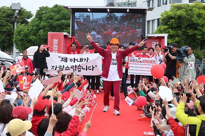 김문수 국민의힘 대통령 후보가 2일 오전 제주시 동문 로터리에서 유세를 하고 있다. 연합뉴스