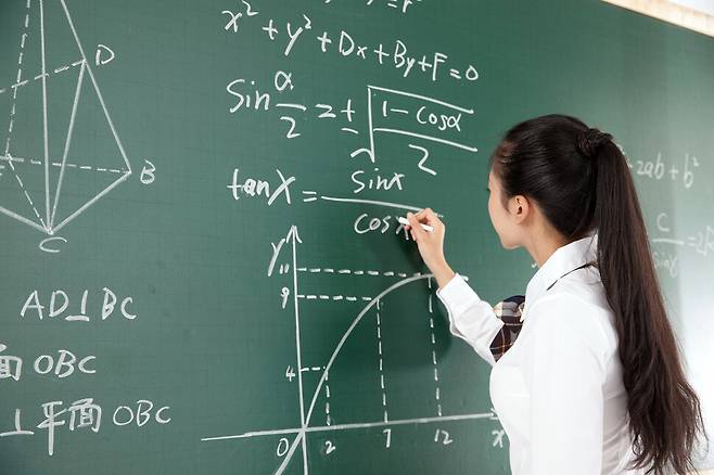 올해부터 전면 시행된 고교학점제는 학생들이 자신의 진로와 적성에 따라 과목을 선택하고 이수 기준에 도달한 과목에 대해 학점을 취득해 졸업하는 제도다. 게티이미지뱅크